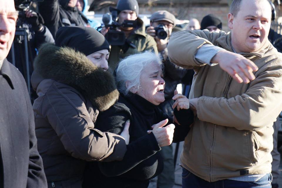 С убитой пришли попрощаться сотни людей С убитой пришли попрощаться сотни людей