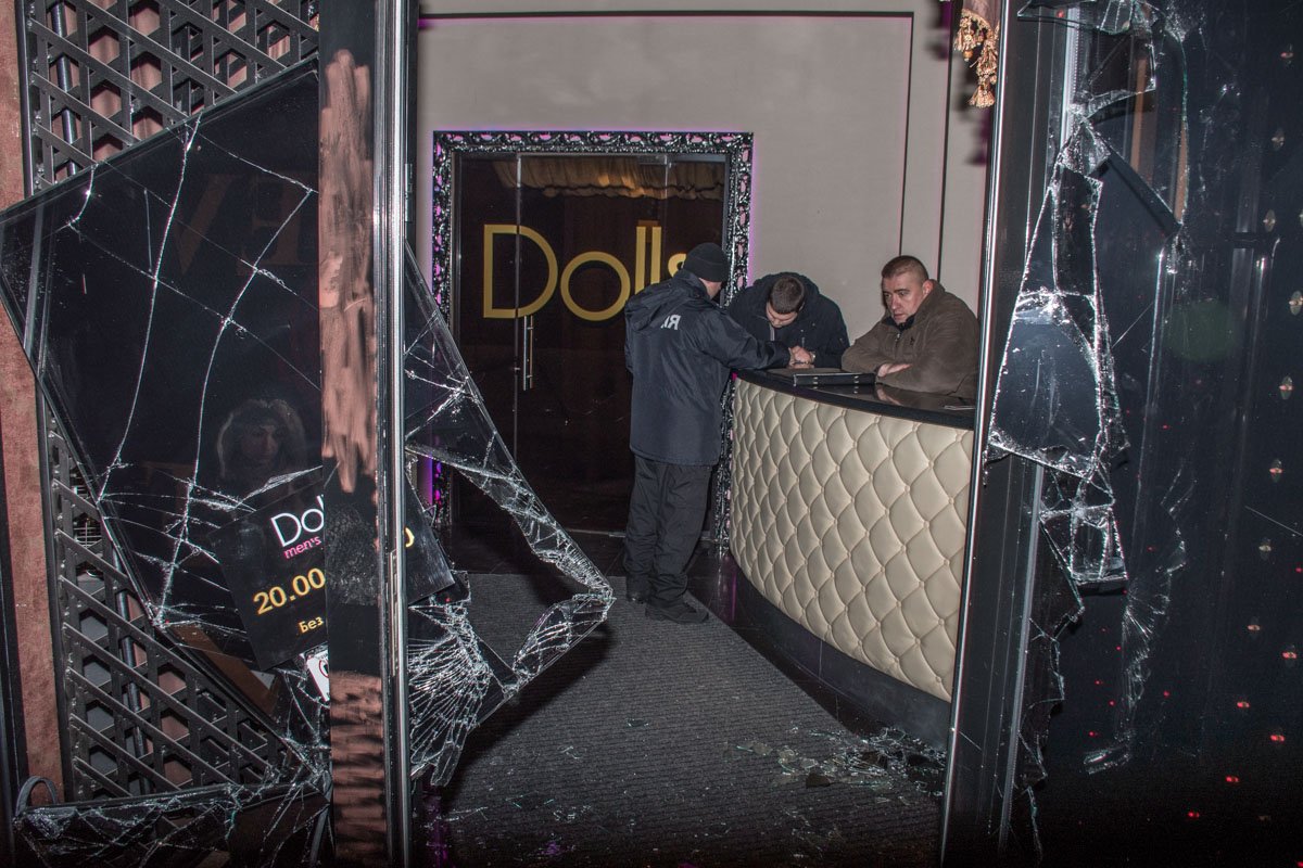 Полиция устанавливает всех участников инцидента. Полиция устанавливает всех участников инцидента.