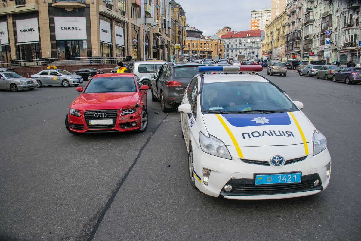 На месте работала полиция