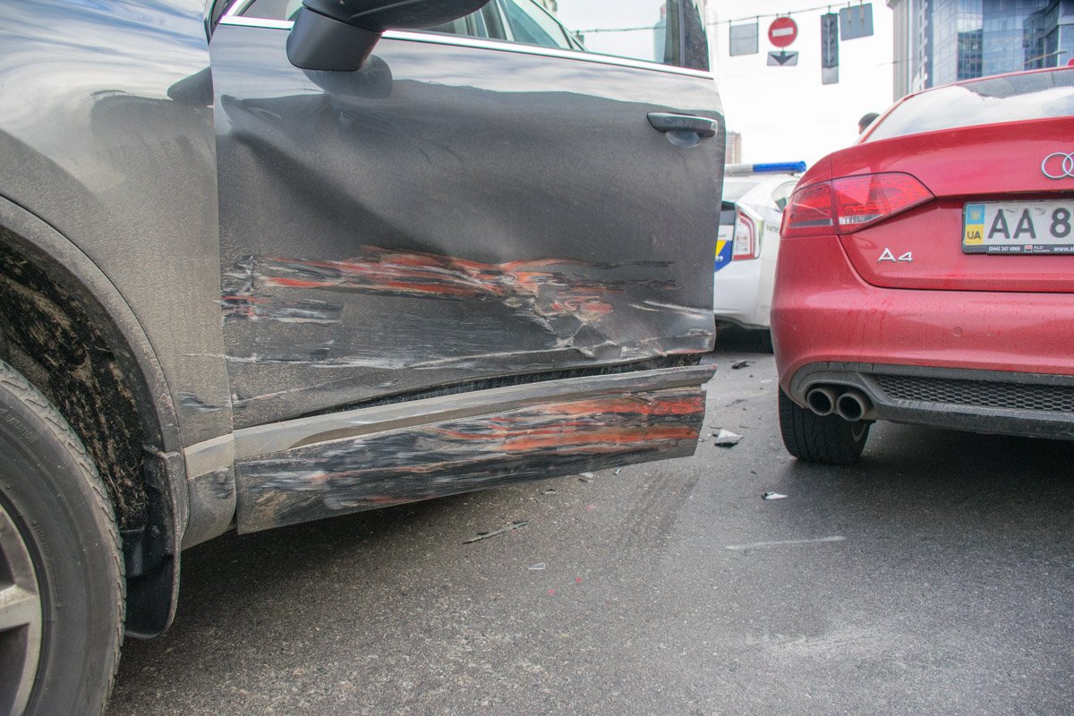 У Volkswagen повреждена дверь