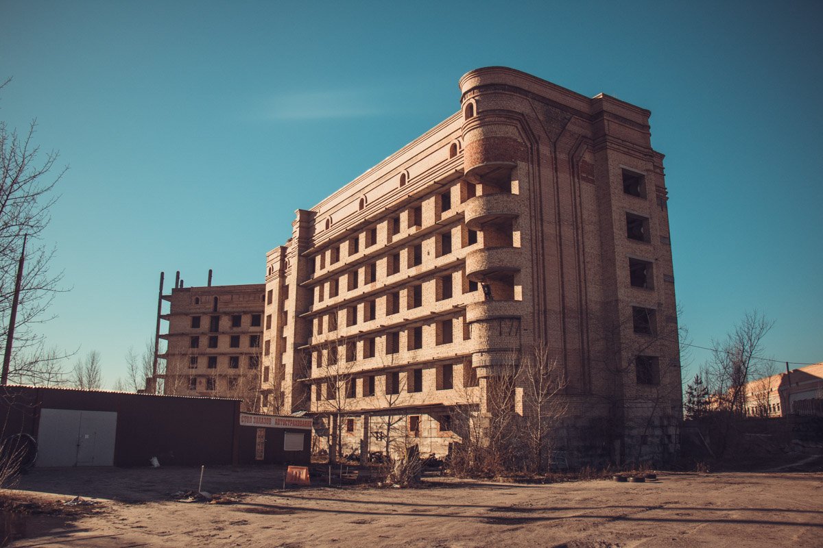 Заброшенное здание стоит в таком виде уже 30 лет