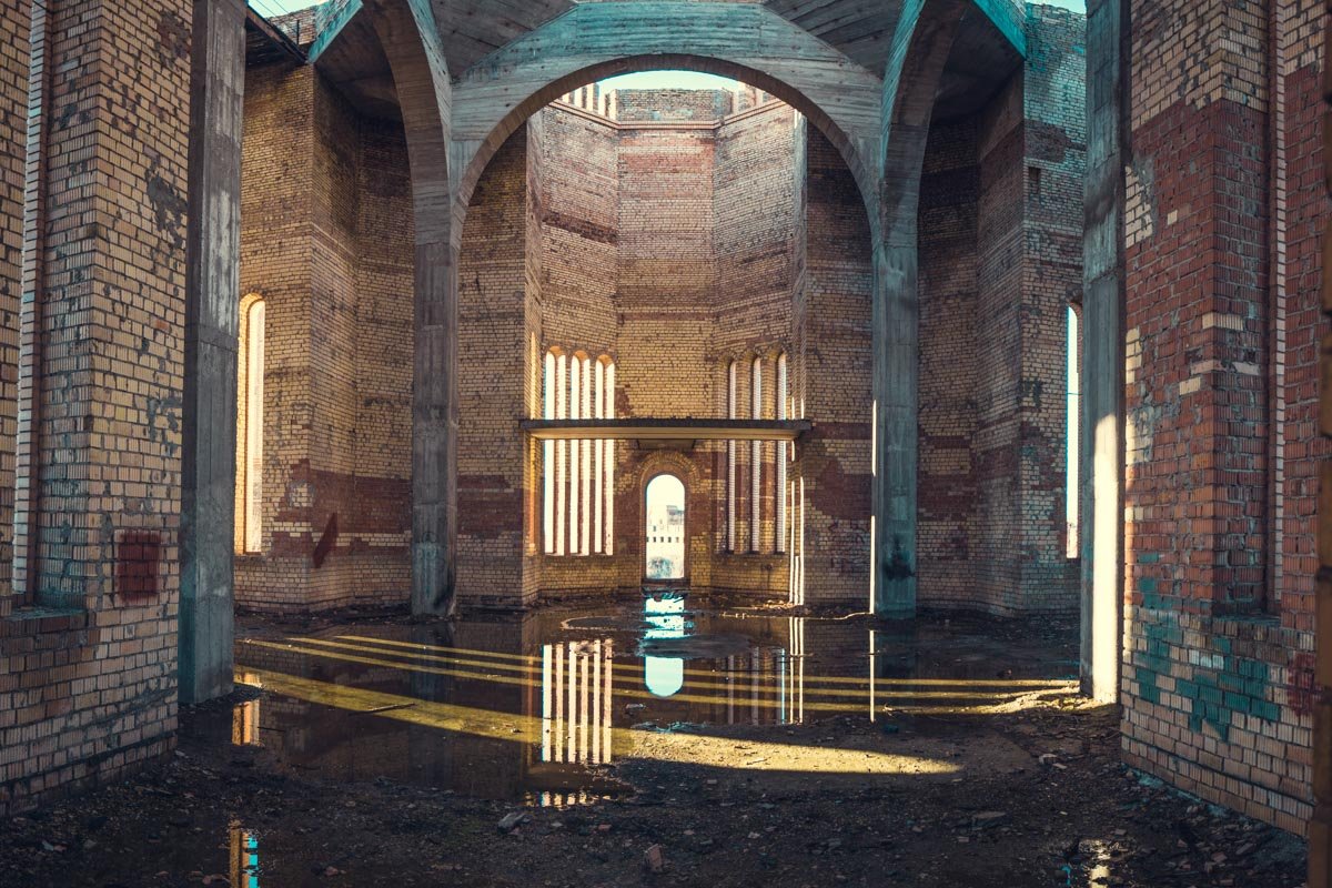 Когда в молчаливый корпус "заброшки" заглядывают солнечные лучи, он становится еще атмосфернее