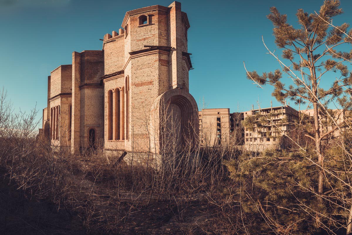 Власти перестали финансировать строительство и все постепенно рушится