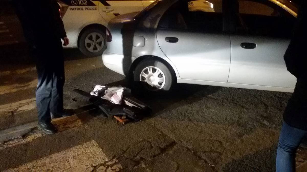 Оружие лежало прямо на пешеходном переходе Оружие лежало прямо на пешеходном переходе