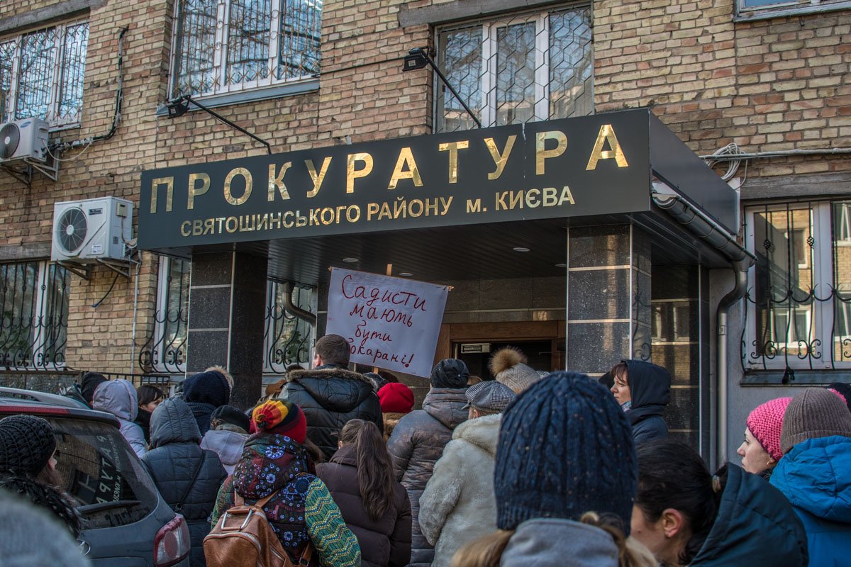 Прокурор отказался выходить к общественности. Тогда митингующие пошли в прокуратуру сами Прокурор отказался выходить к общественности. Тогда митингующие пошли в прокуратуру сами