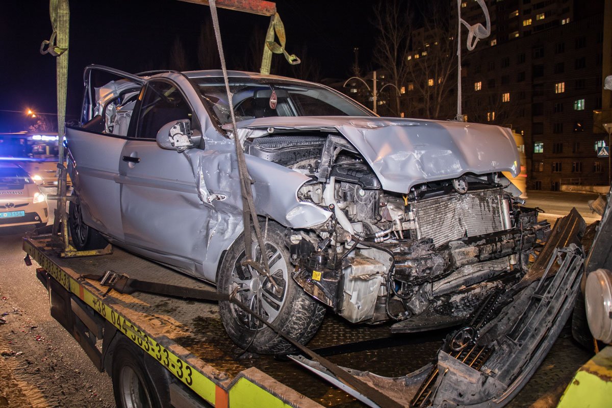 Hyundai влетела в Skoda, сзади ее догнала маршрутка 