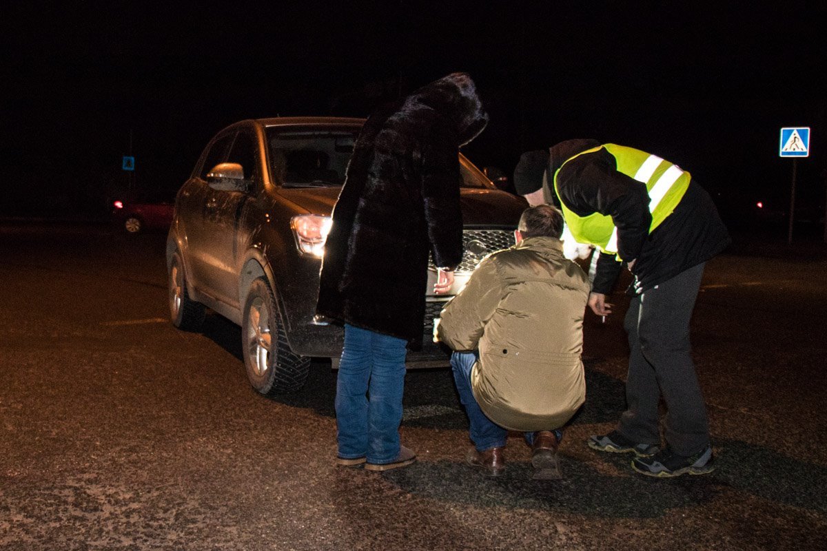 Пассажиры осматривают авто. На нем практически нет следов столкновения 