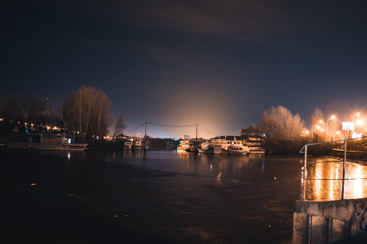 В морозную ночь заливы покрываются ледяной коркой 