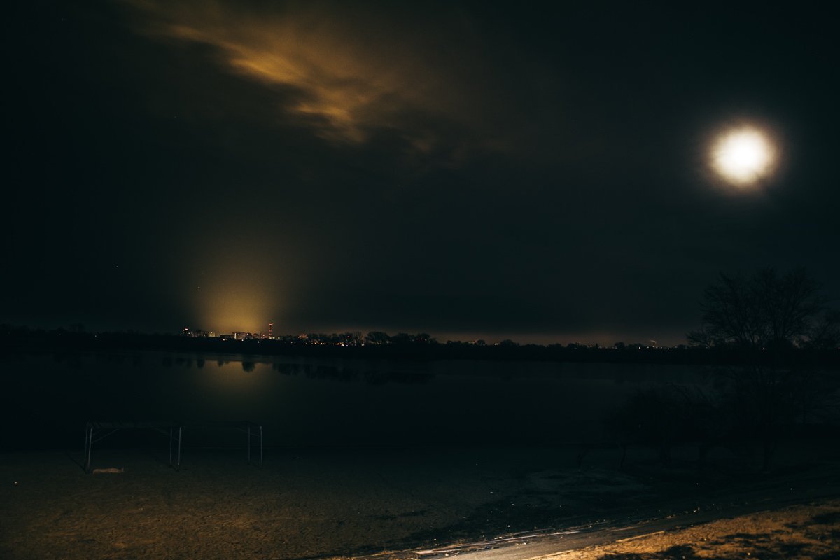 В морозную ночь небо было ясным и луна придала пейзажу особых красок 