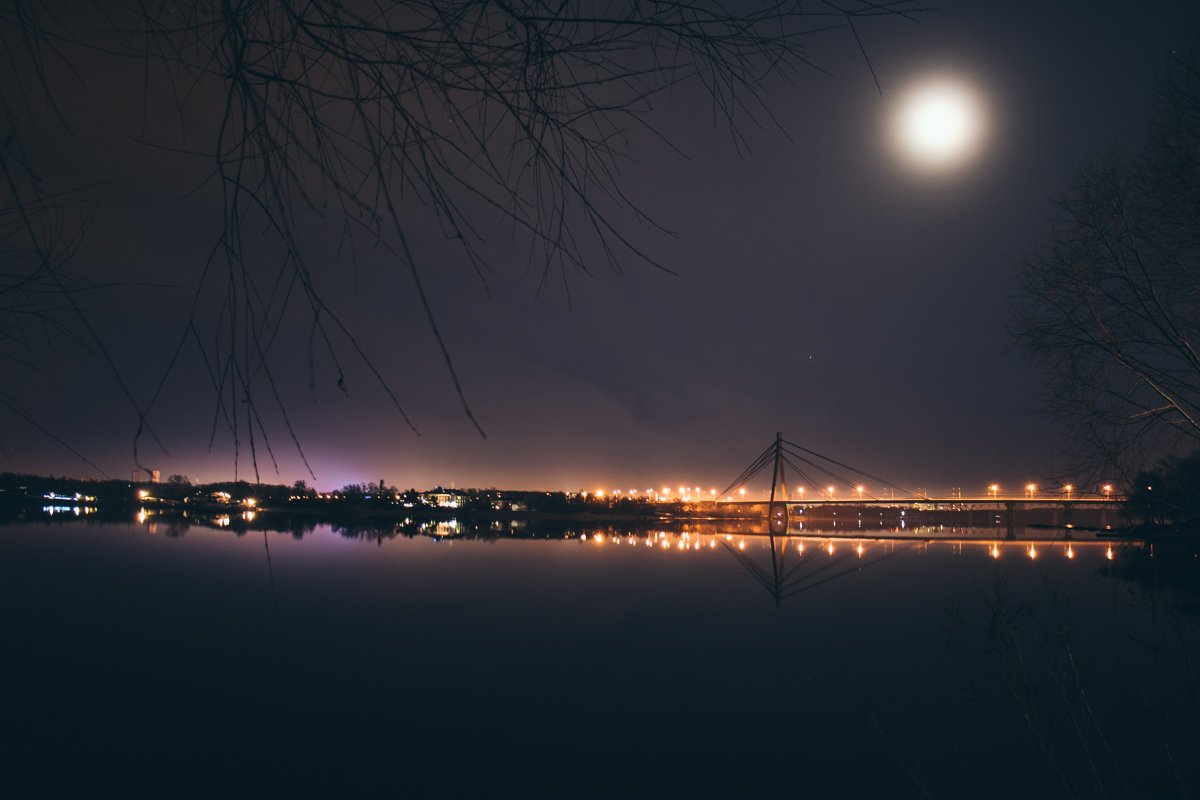 С Оболони открывается красивый вид на Московский мост и левый берег