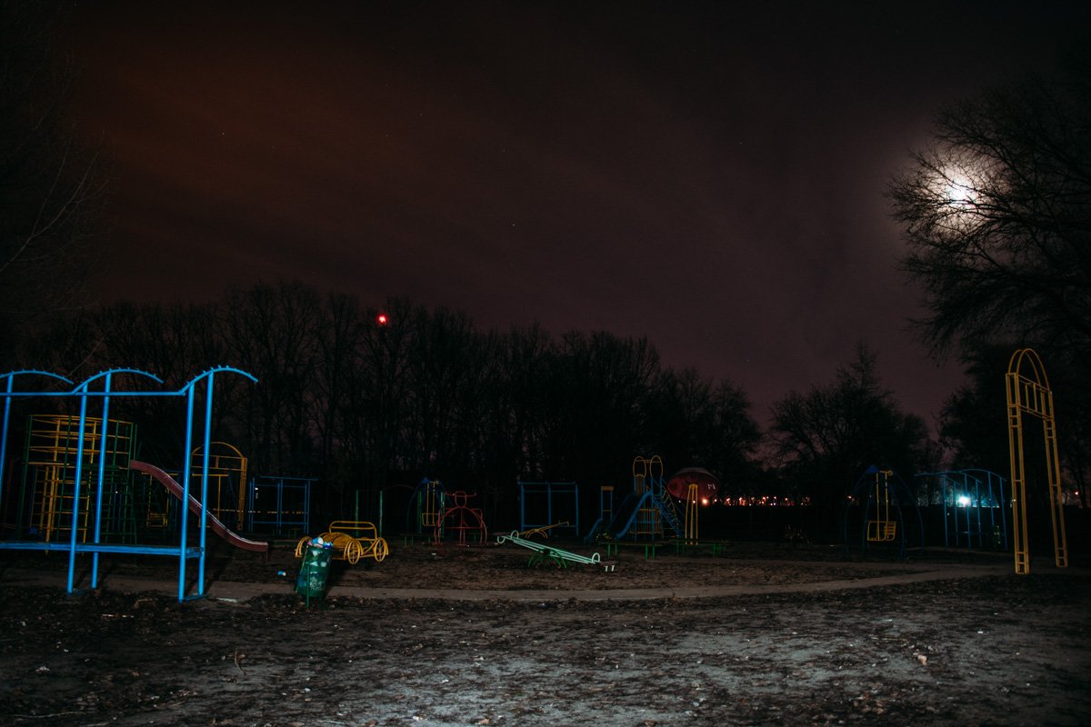 Опустевшие детские площадки под покровом ночи выглядят жутко 