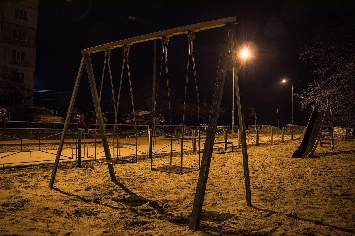 Сейчас качели никому не нужны, а днем за место на них снова будет бой