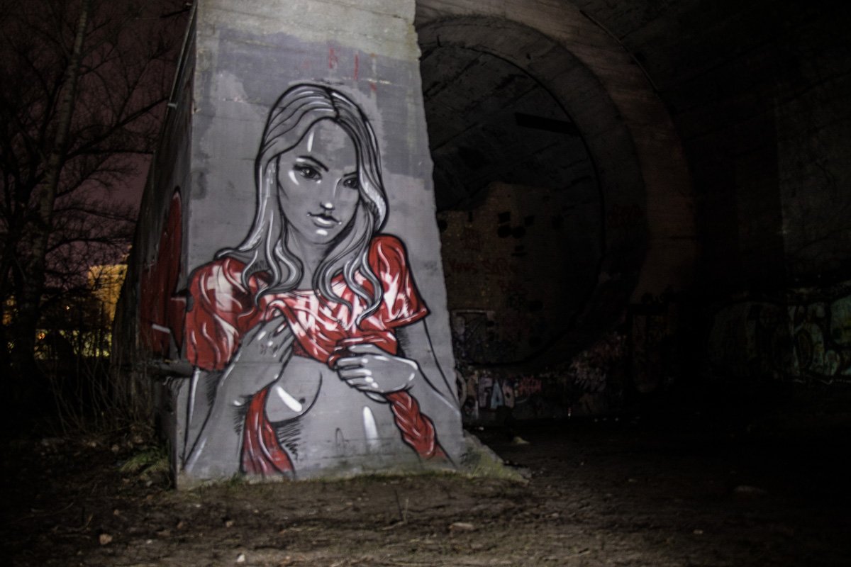 Тоннель разрисован вдохновляющими граффити