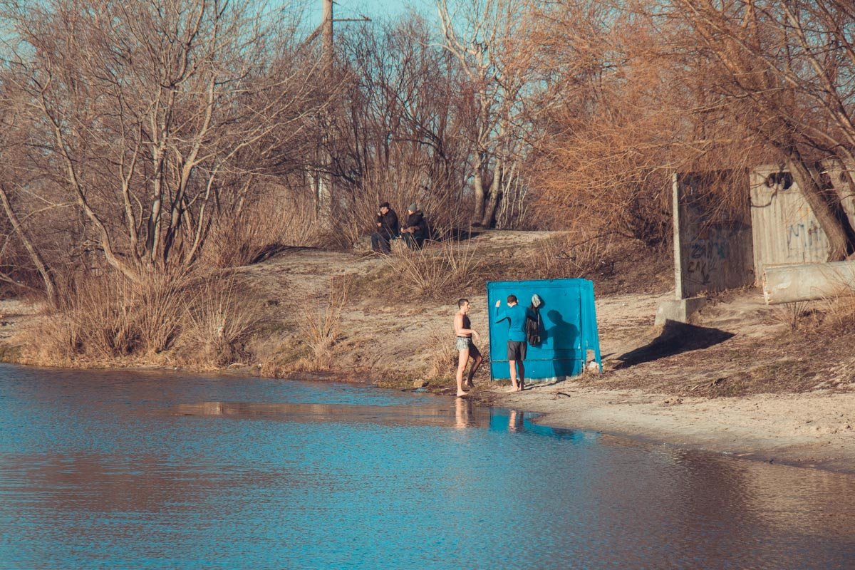 Купание в холодной воде бодрит 