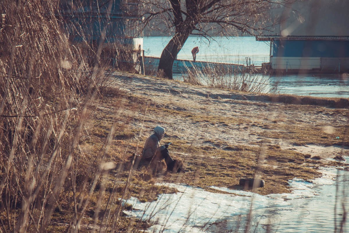На берегу реки можно подумать о вечном...