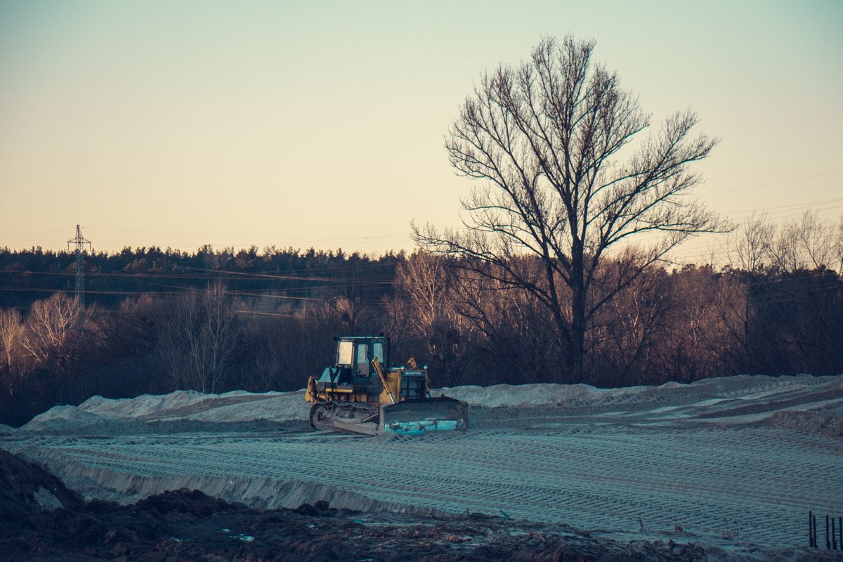 На участок строительства подтягивают технику 