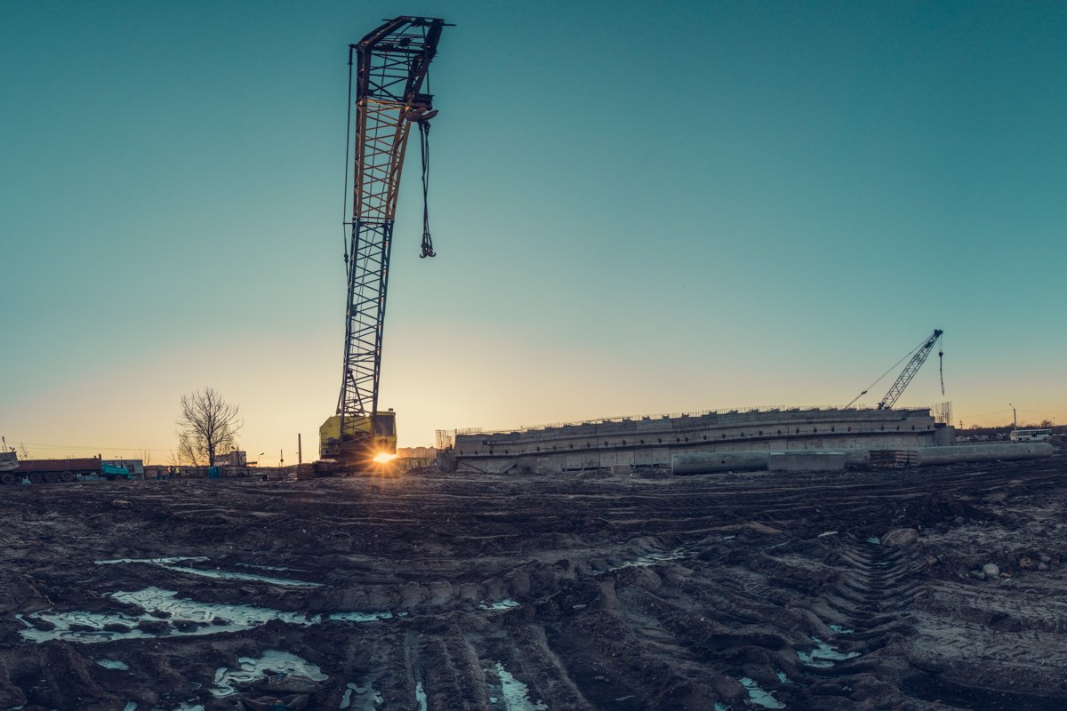 Одинокий кран ловит лучи солнца 