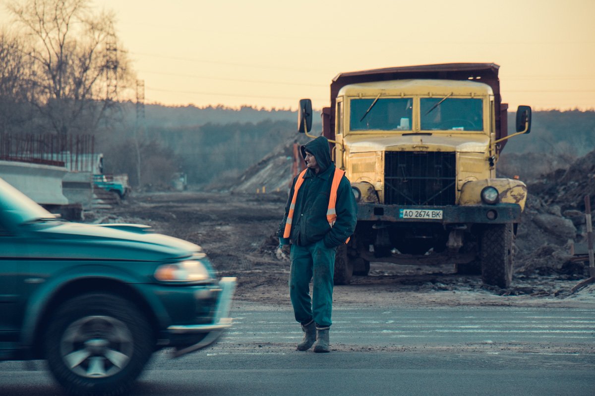 Рабочие расслабленно прогуливаются по территории 