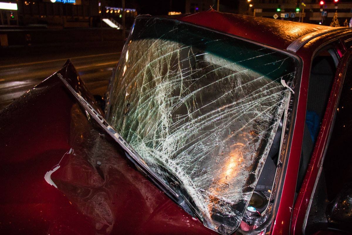 Лобовое стекло полностью разбито 