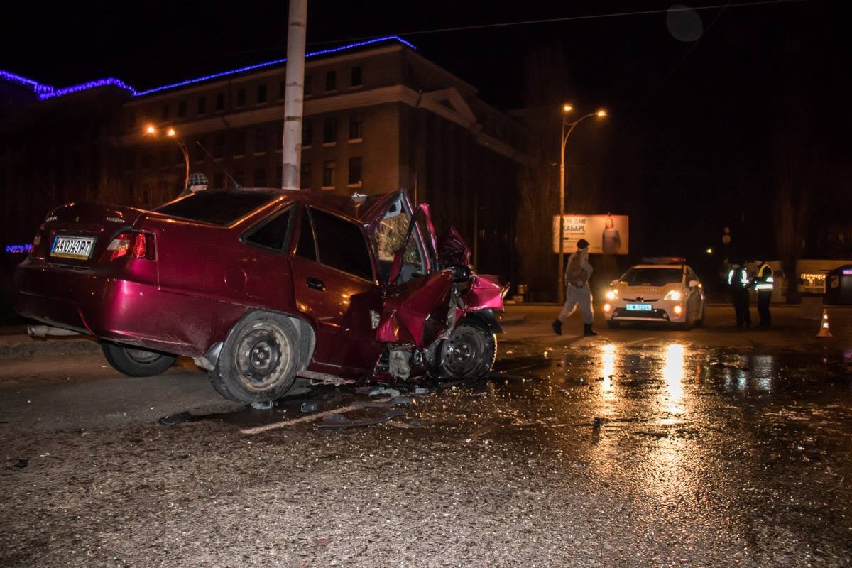 У авто от удара смяло пороги и машина буквально сломана пополам 