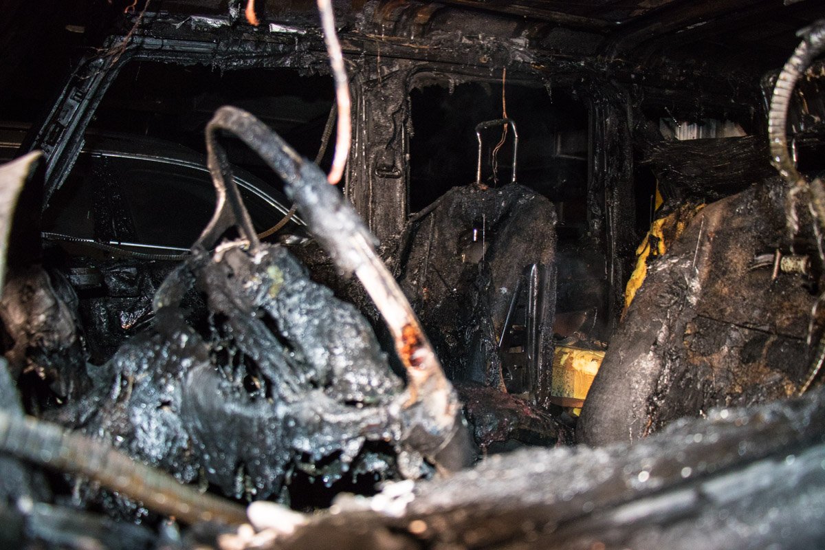 Салон авто выгорел полностью Салон авто выгорел полностью