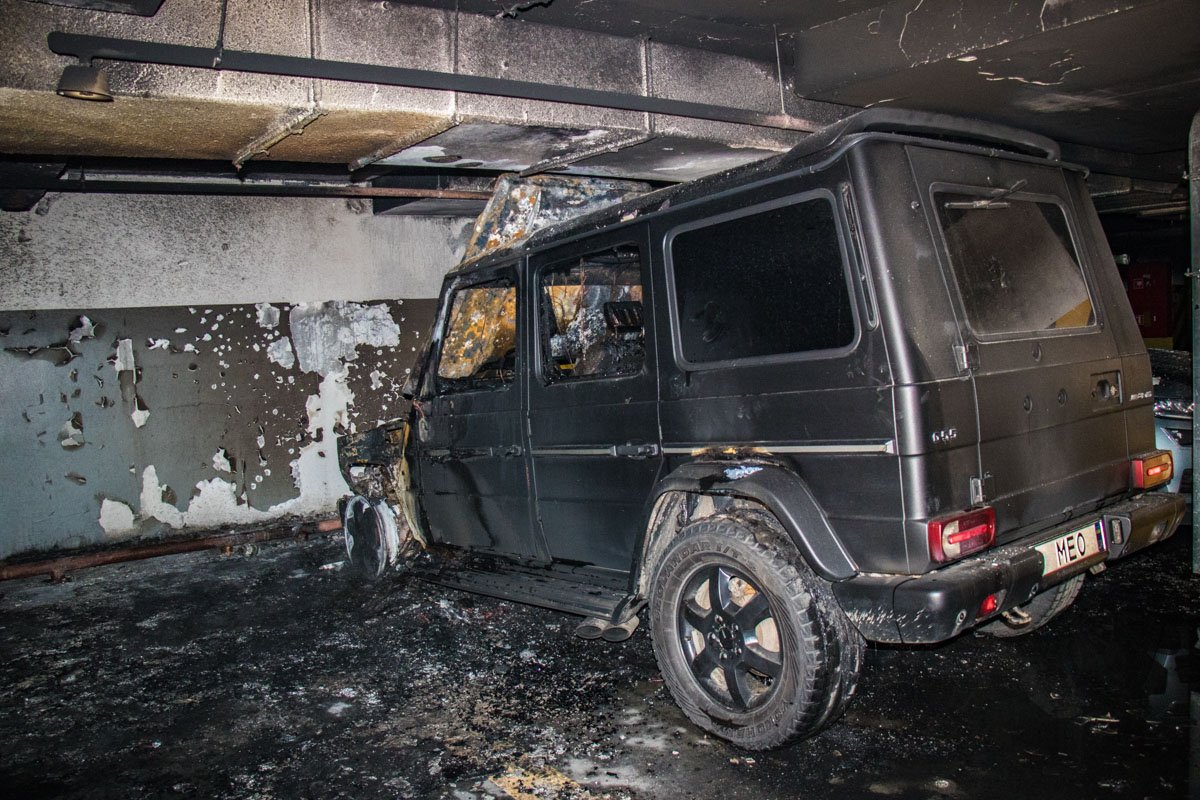 Хозяин считает, что его автомобиль подожгли Хозяин считает, что его автомобиль подожгли