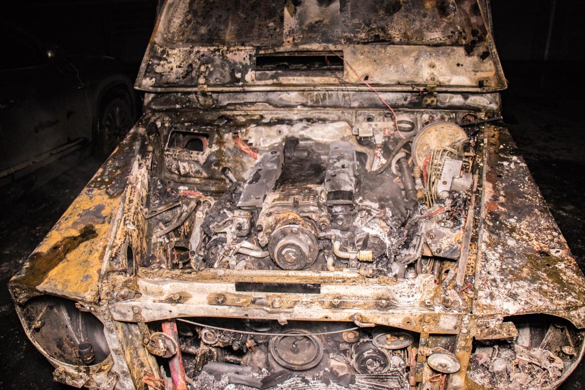 От авто остался лишь металл От авто остался лишь металл