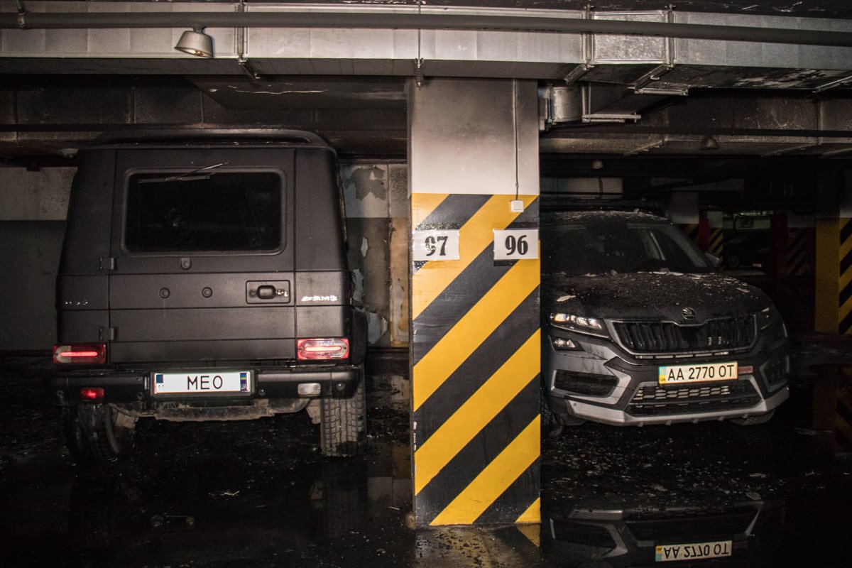 В пожаре пострадал еще один автомобиль, стоящий рядом В пожаре пострадал еще один автомобиль, стоящий рядом