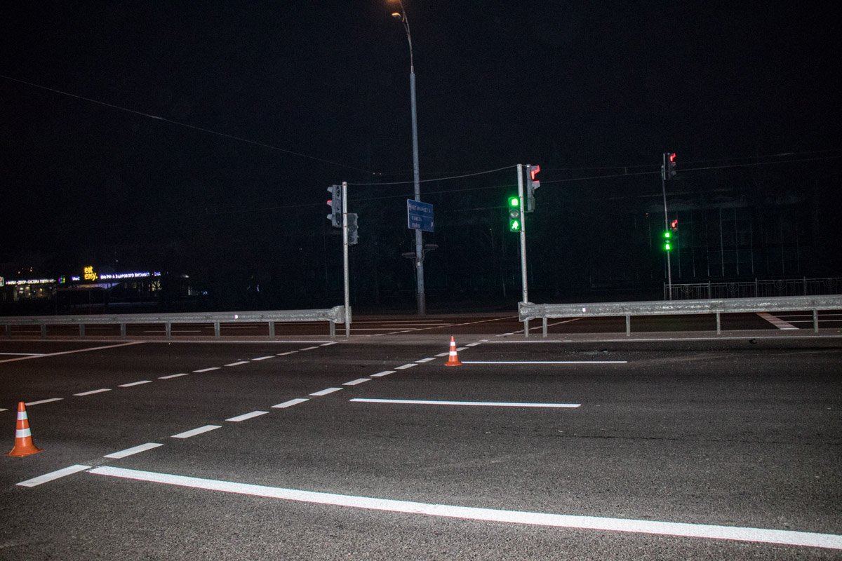 Возможно, водитель легковушки хотел проехать через этот промежуток в отбойнике 