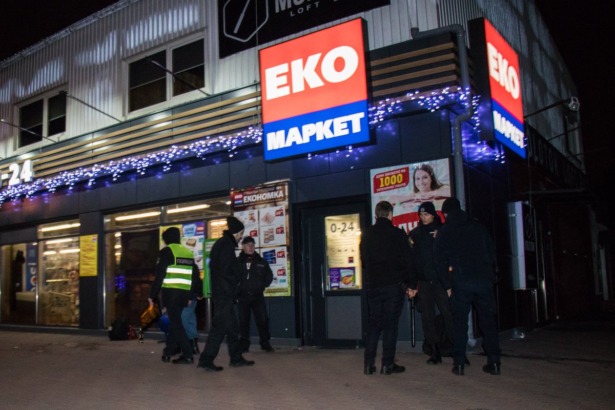 Все произошло на пороге супермаркета Все произошло на пороге супермаркета