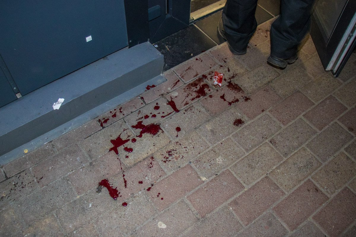 При входе в магазин на полу кровь пострадавшего При входе в магазин на полу кровь пострадавшего