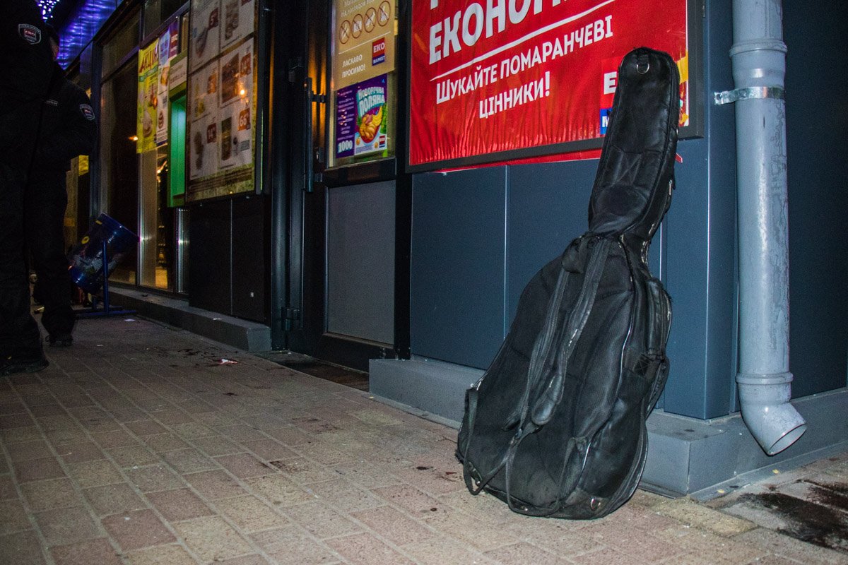Гитара больше никому в этот вечер не понадобилась Гитара больше никому в этот вечер не понадобилась