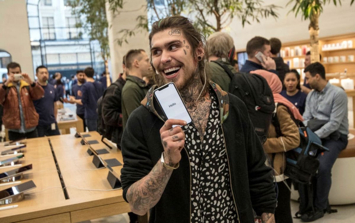 Пользователи заявили, что "яблочный" смартфон вырывает волосы Пользователи заявили, что "яблочный" смартфон вырывает волосы