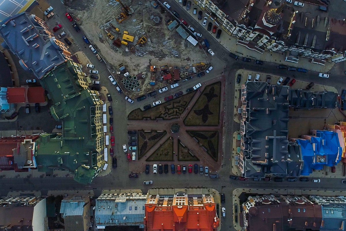 По легендам, в этом месте располагались самые ранние киевские поселения