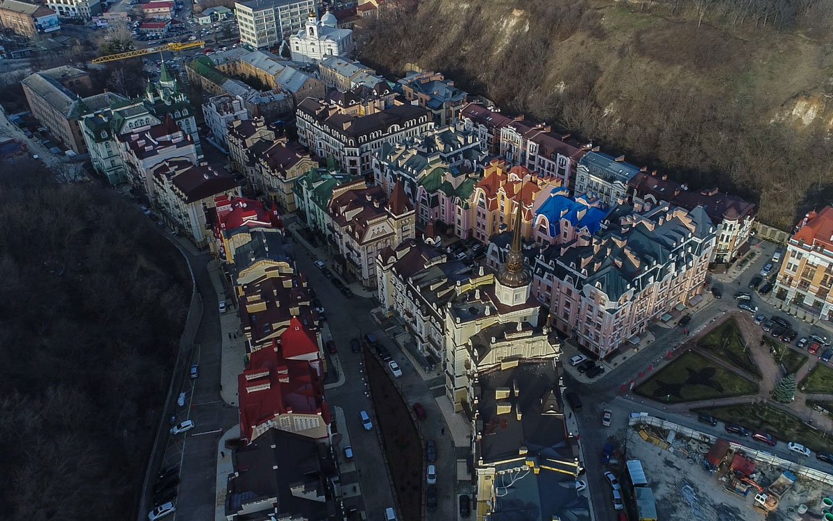 Чудо-городок очень любят молодожены - за романтические места для фотосессий