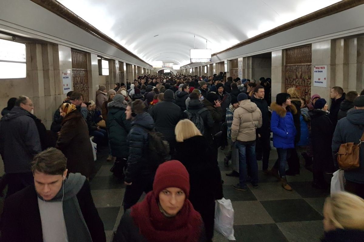 На станции большое скопление людей На станции большое скопление людей