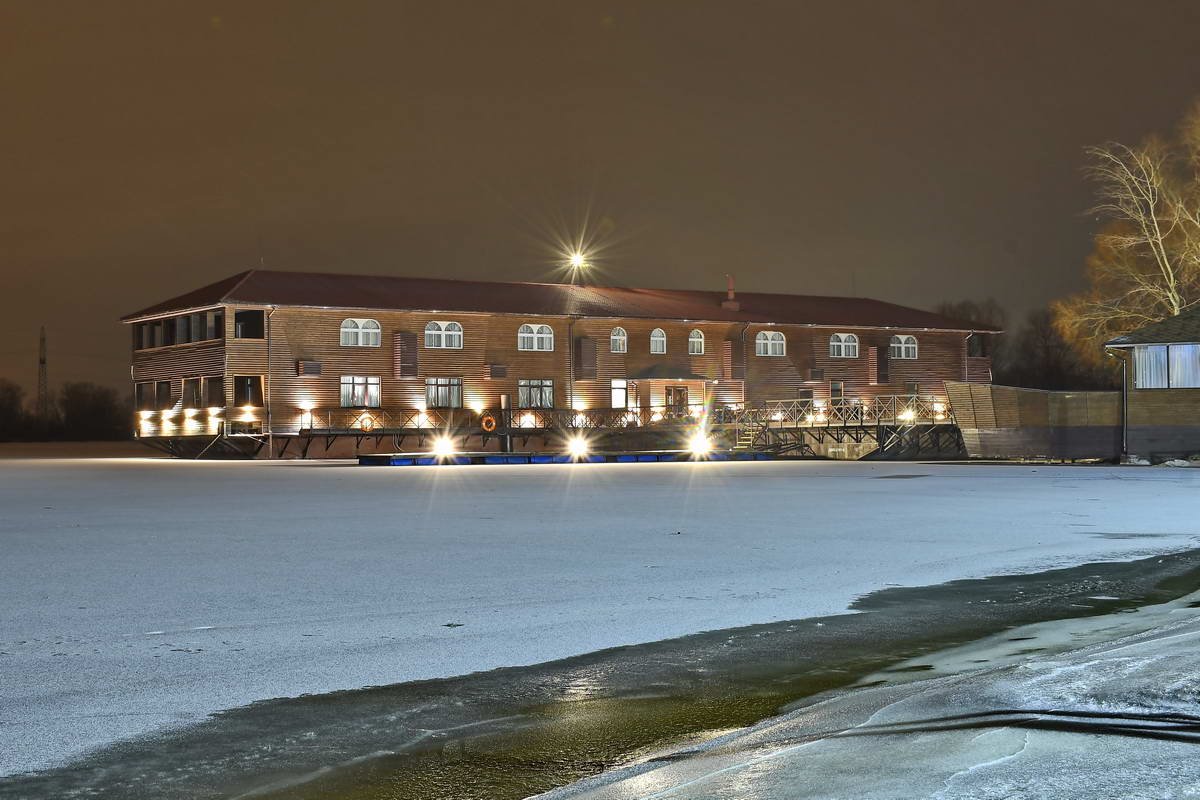 Морозная погода налицо - залив на жилмассиве уже покрыт льдом