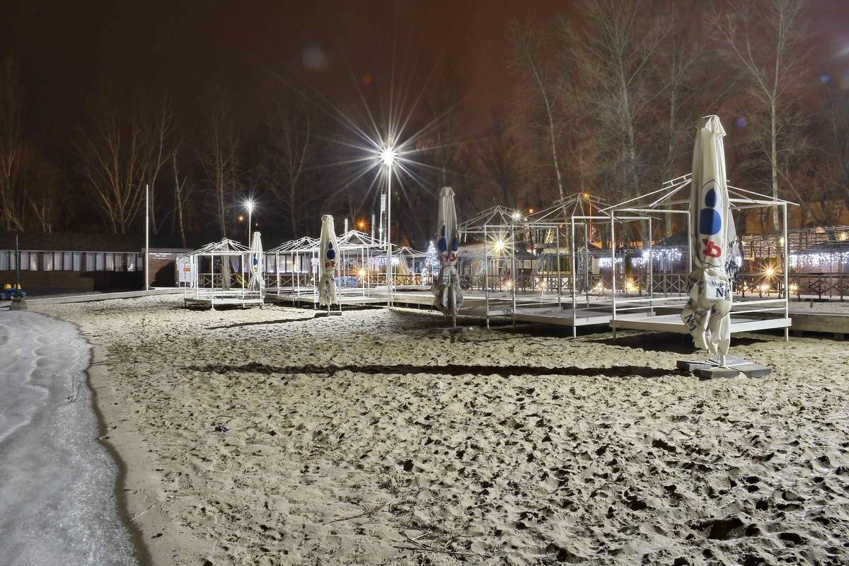 Зимней ночью песчаный пляж выглядит особенно необычно