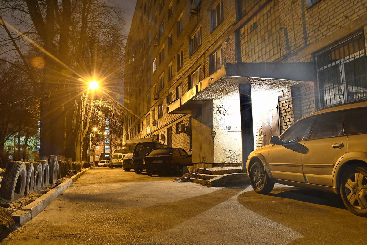 Автомобили у подъездов дожидаются своих владельцев