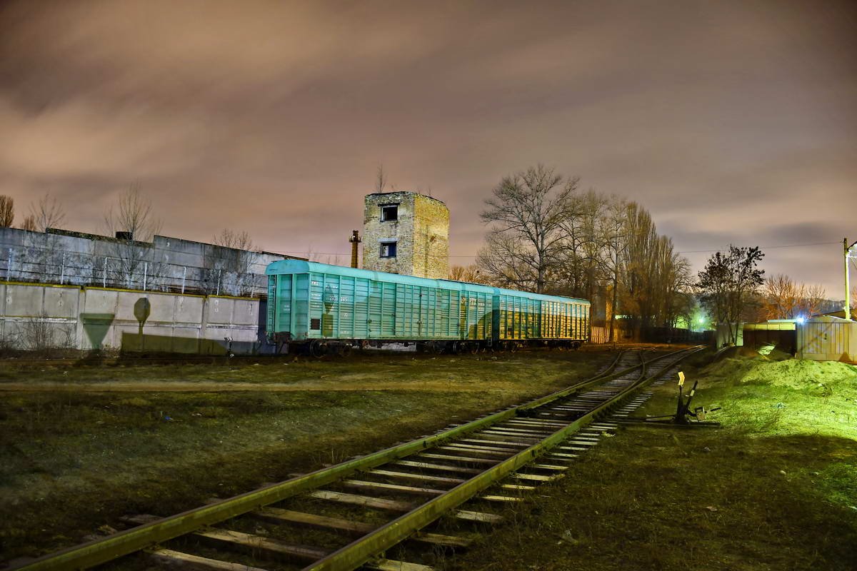 Пустынная железная дорога под покровом ночи