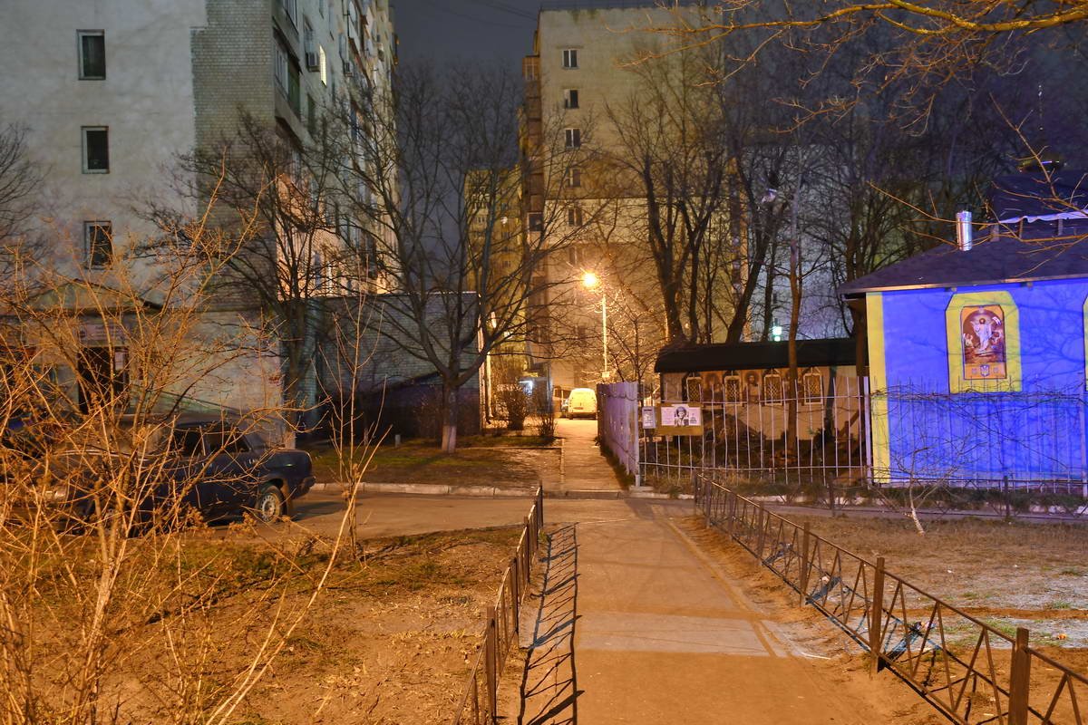 Утром люди снова заполнят дворики