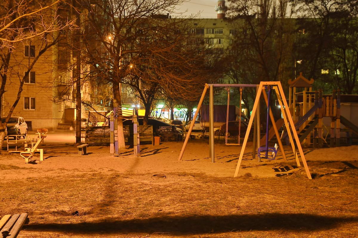 В темное время суток пустуют и детские площадки