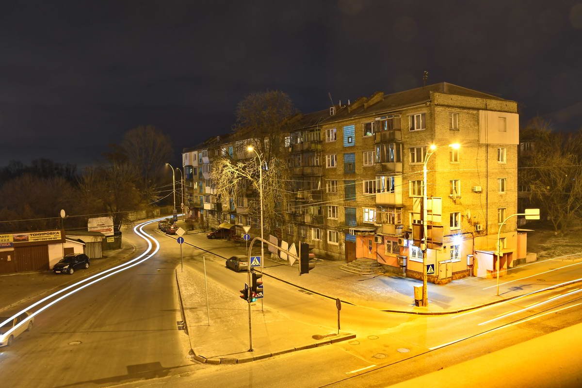 Ночное освещение создает особую атмосферу