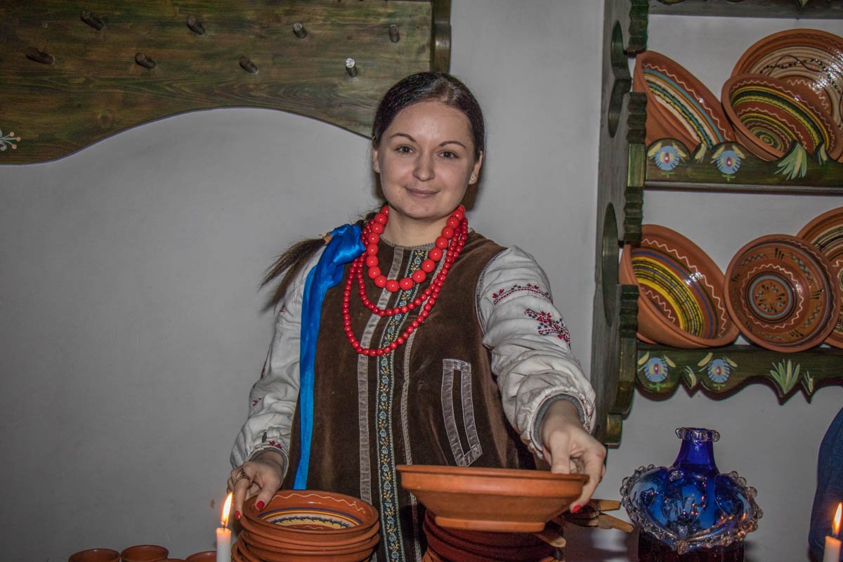 Перед праздником накрывают на стол