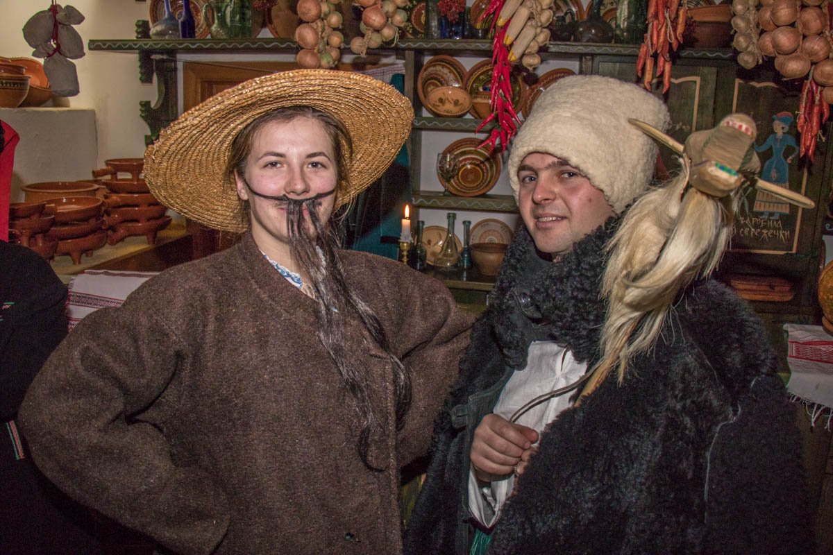 Щедровники приходят в праздничных костюмах 