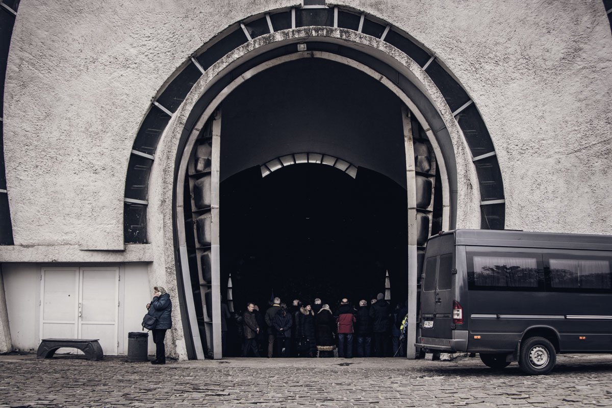 Черная дыра, поглощающая все живое 