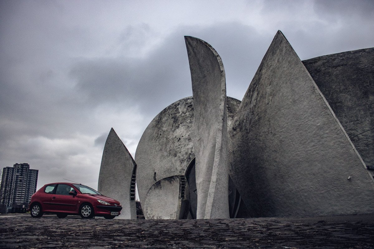 Игрушечные машинки теряются на фоне огромного строения