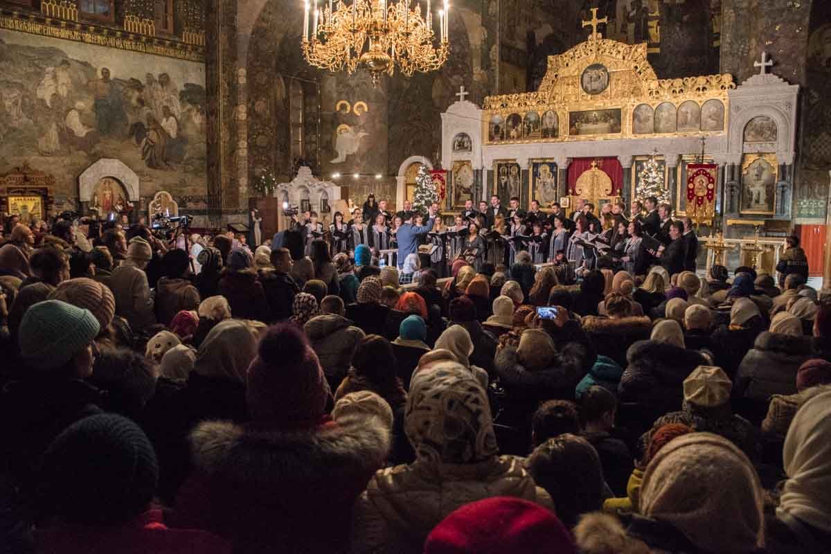 В церкви не было свободного места