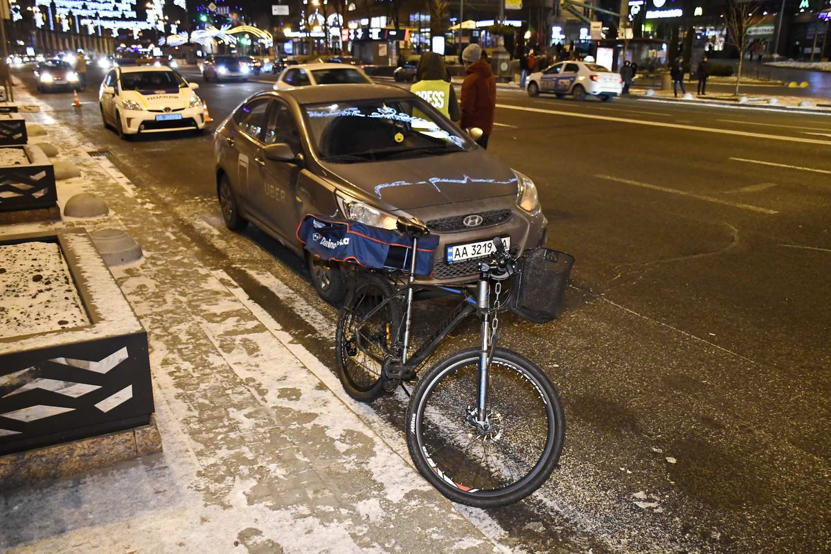 У Hyundai Accent небольшие повреждения заднего бампера