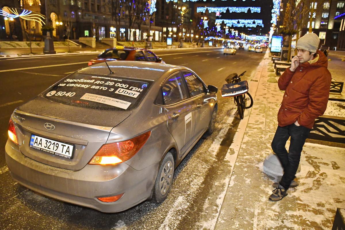 Водитель Uber на месте столкновения дожидается патрульных